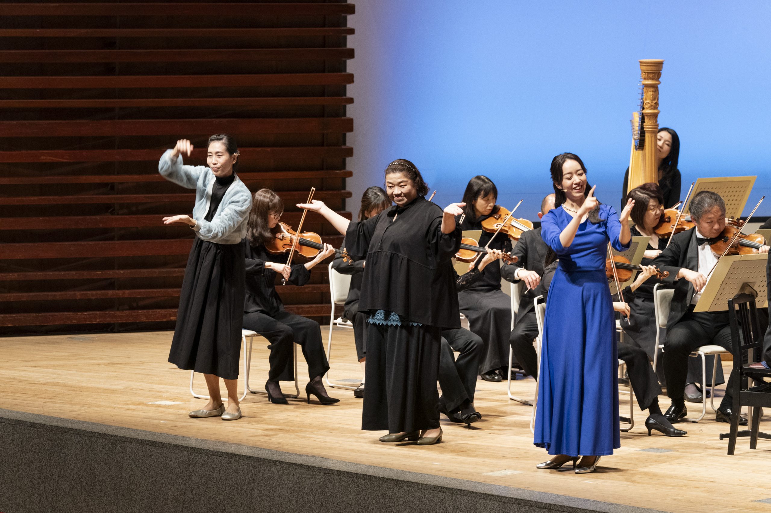 Relaxed Performance held in 2023. The concert allowed attendees to move around or make a little noise. It rented a tactile sound system and tablets with captions for those with hearing concerns. A Deaf navigator also appeared on stage. ©Rikimaru Hotta, image courtesy of Tokyo Bunka Kaikan