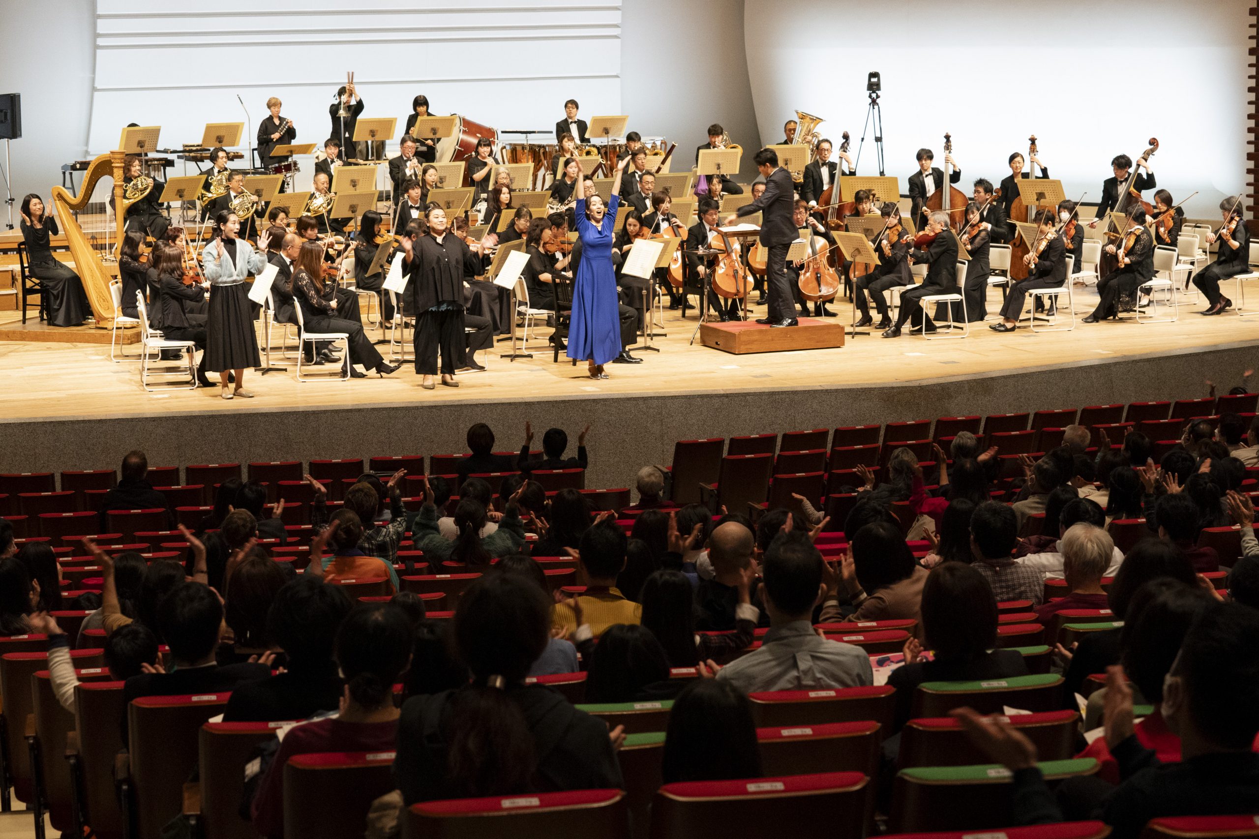 Relaxed Performance held in 2023. The concert allowed attendees to move around or make a little noise. It rented a tactile sound system and tablets with captions for those with hearing concerns. A Deaf navigator also appeared on stage. ©Rikimaru Hotta, image courtesy of Tokyo Bunka Kaikan
