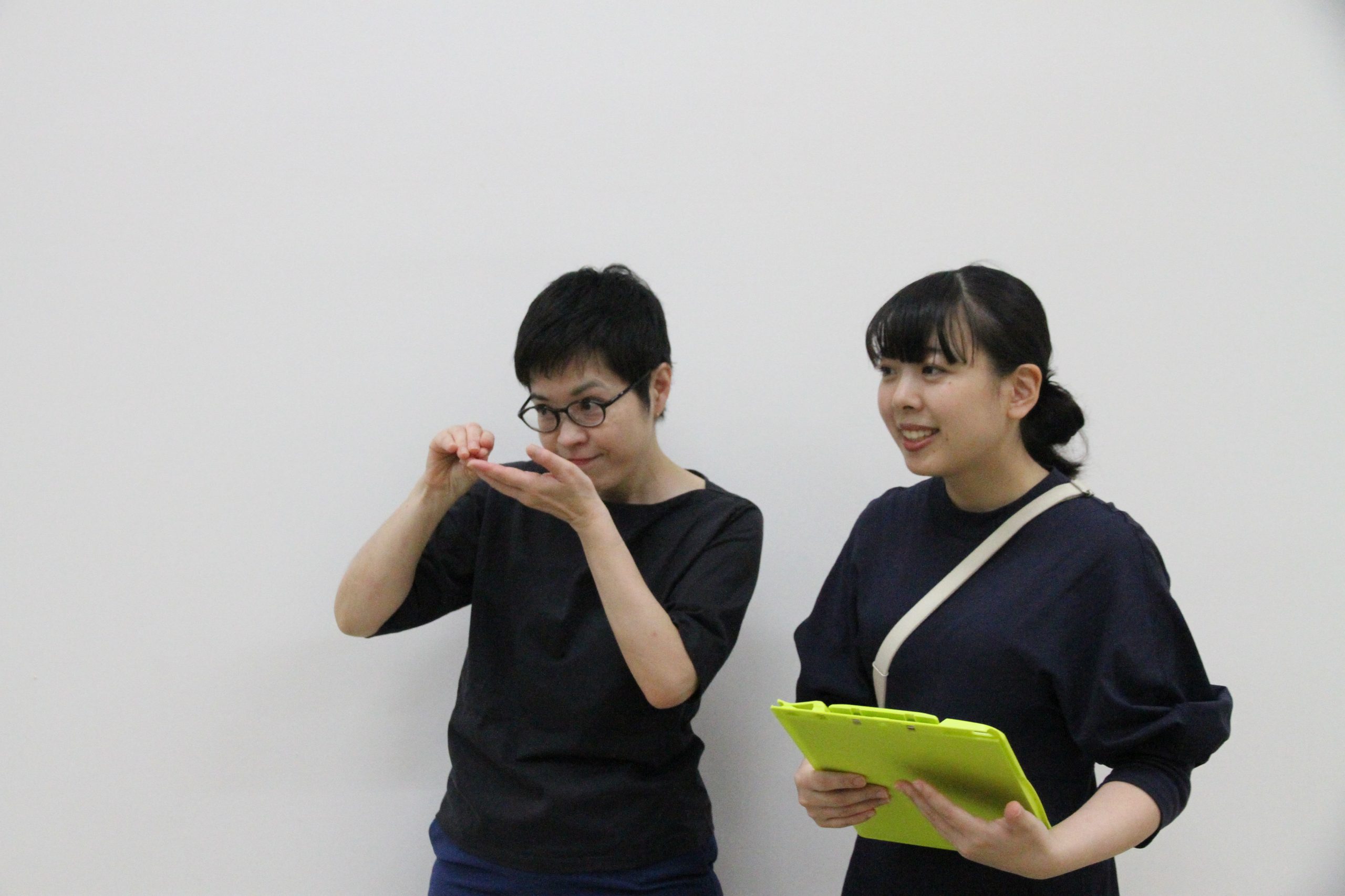 Sign language interpreter (left) and curator (right) during a gallery talk. Every Friday, a staff member who can communicate in sign language is stationed at the reception. The museum offers gallery talks with sign language interpretation. Image courtesy of the Tokyo Photographic Art Museum