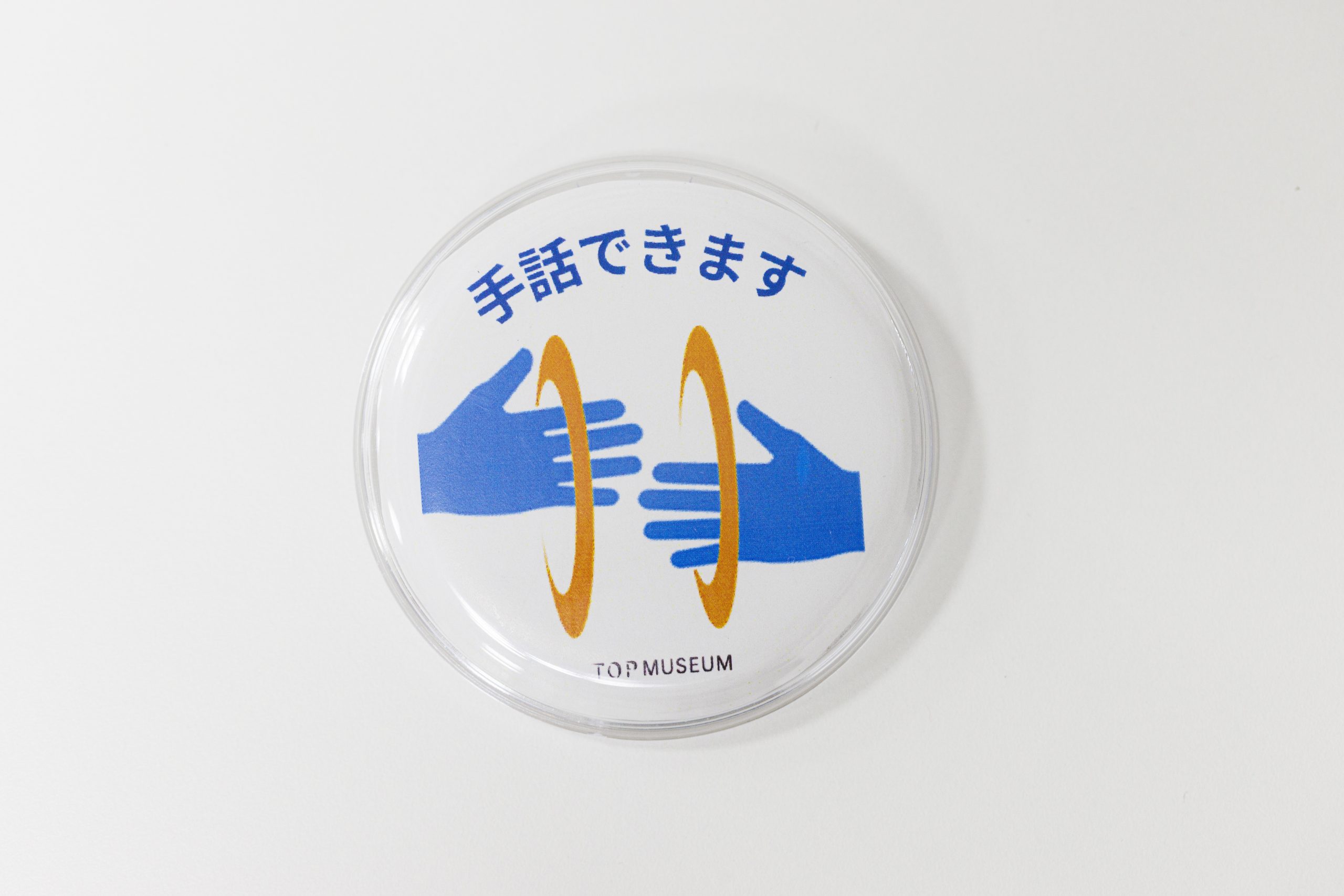 Funanokawa created a badge for reception staff who can communicate in sign language