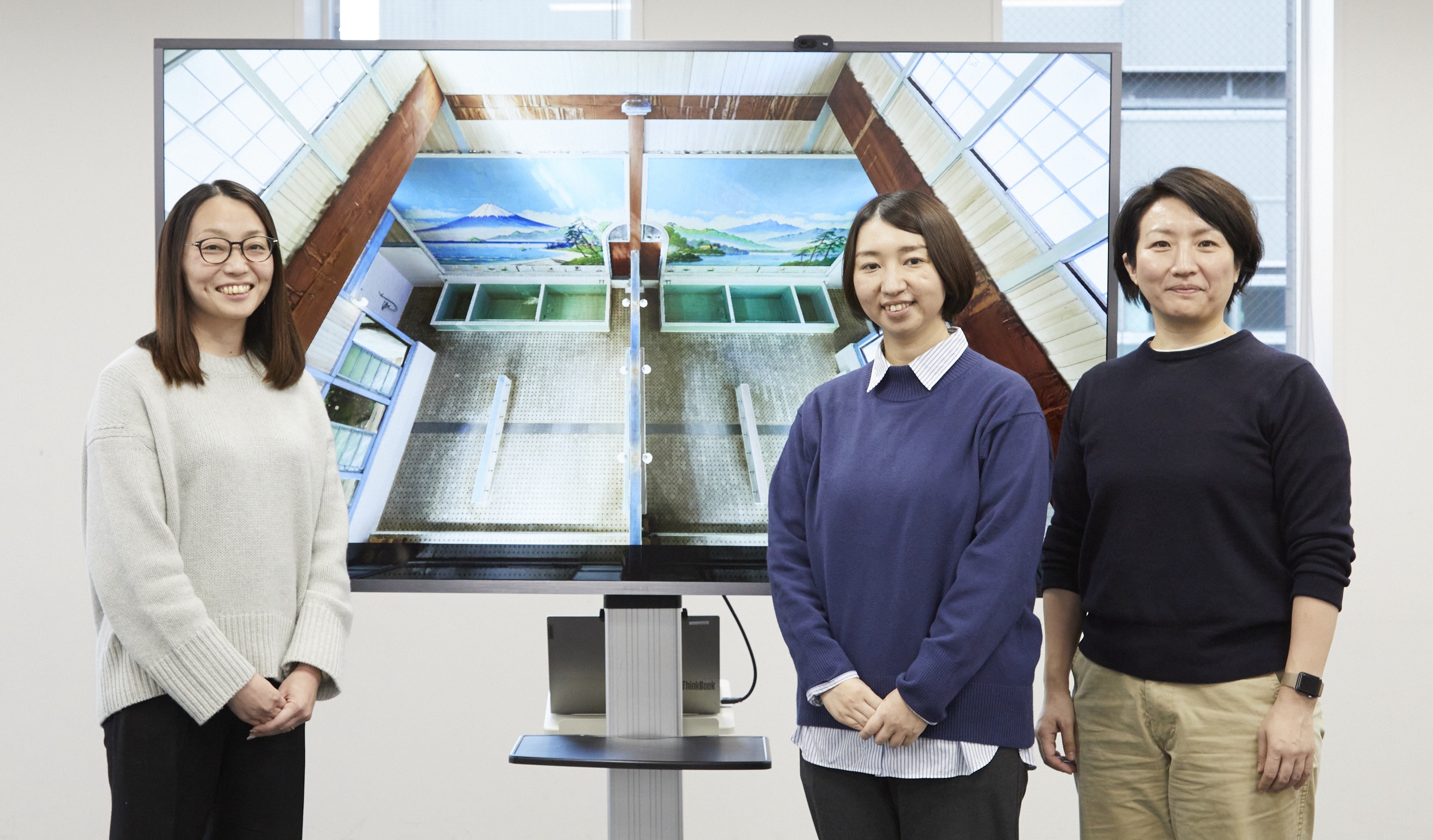From left to right: Kumiko Fukui, Minako Taguchi, and Manae Kobayashi. In front of the 3D data of a public bath, Kodakara-yu, at the Edo-Tokyo Open Air Architectural Museum.