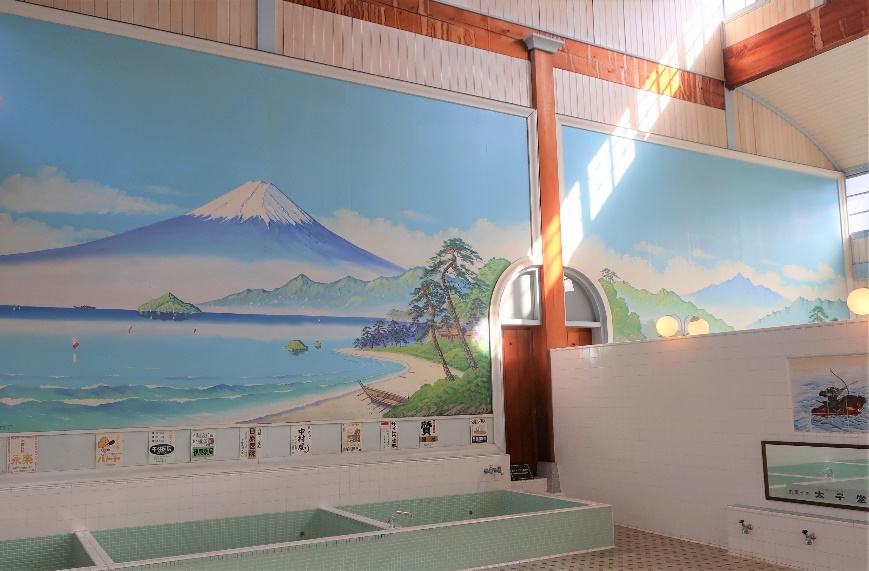 「子宝湯」浴室内ペンキ絵(男湯側から全体を望む)