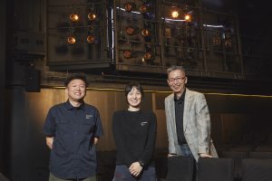 左から新島啓介さん、松島千裕さん、石丸耕一さん。東京芸術劇場のシアターウエストにて