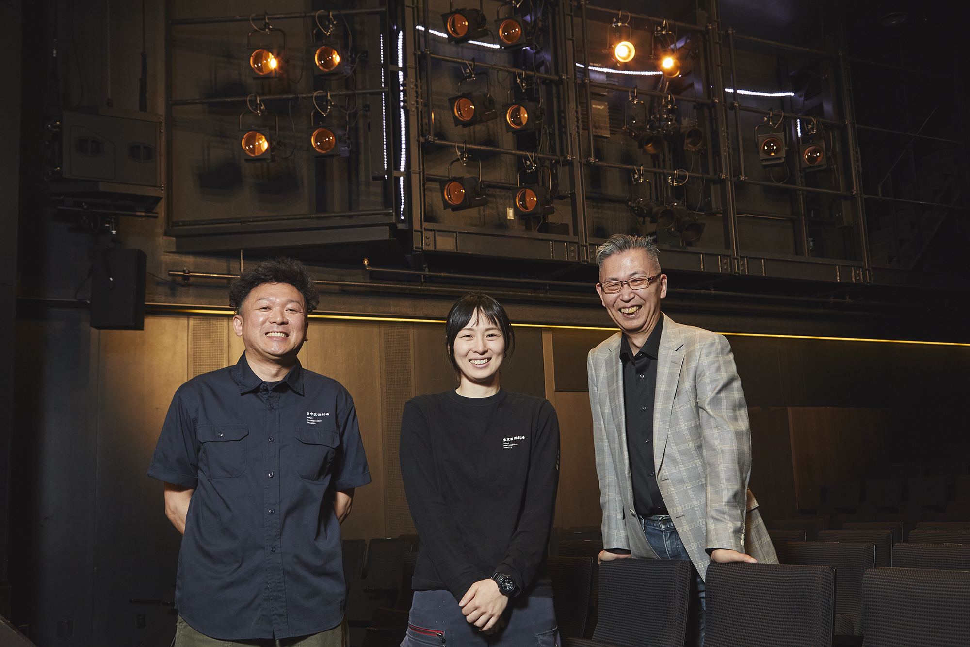 左から新島啓介さん、松島千裕さん、石丸耕一さん。東京芸術劇場のシアターウエストにて