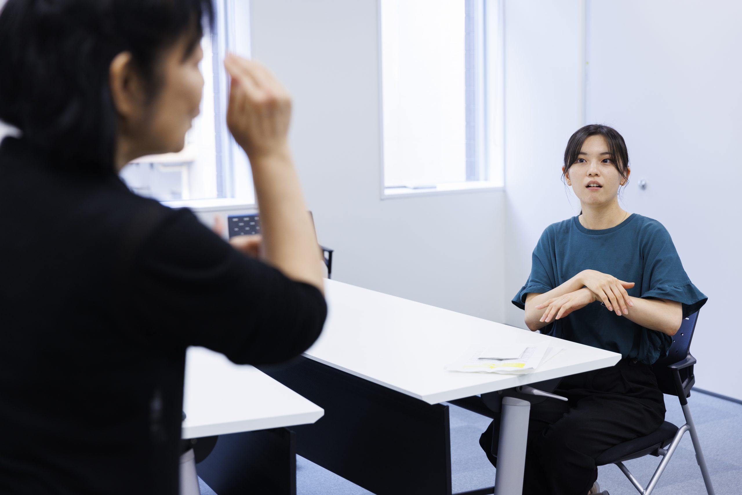 大高さんへの取材は手話通訳を介して行いました