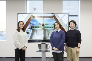 左から福井久美子さん、田口充奈子さん、小林愛恵さん。江戸東京たてもの園の銭湯「子宝湯」の3Dデータを背景に